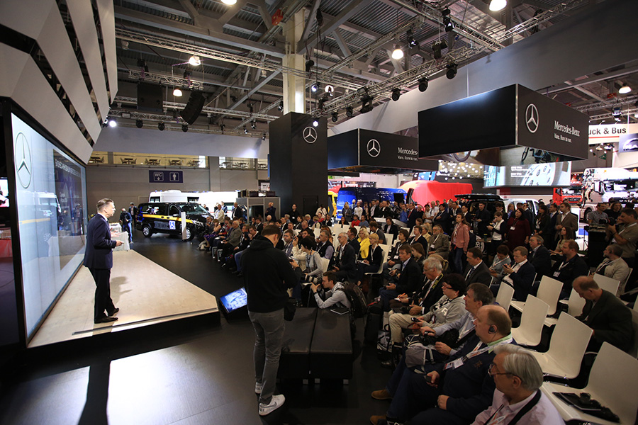 汽車展廳現(xiàn)場(chǎng)，汽車展會(huì)嘉賓，奔馳汽車展臺(tái) 